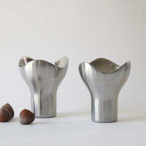 Georg Jensen BLOOM Kerzenständer. Zwei Kerzenständer von Helle Damkjaer. Dänisches modernes Design. Rostfreier Stahl. Mid Century minimalistisches Zuhause