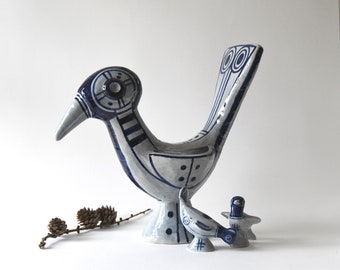 Danish studio pottery. Rare Birds by Gerd Hiort Petersen. Large figurine and small chickens. Soholm Bornholm. Mid century modern sculpture