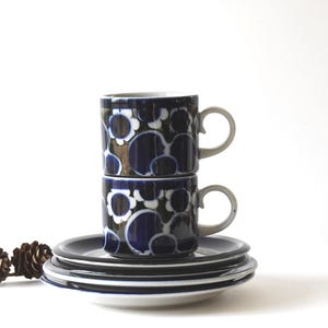 Arabia Finland SAARA. Two Cup saucer and plates. Design by Anja Jaatinen Winquist. Scandinavian modern. Pair Tea trio sets. Wärtsilä