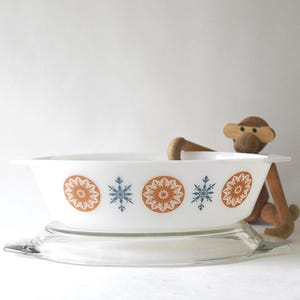 JAJ Pyrex. Morning Star. Oval Bowl with Lid. Pyrex Glass Stovetop Made in England. 1960s Collectible Cookery and Serving
