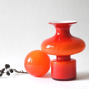 Holmegaard Denmark. Orange / Red Carnaby Vase with Ball. Danish Design by Per Lutken. 1960s Art Glass.
