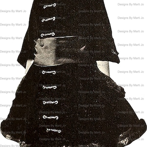 K&ouml;nnte beinhalten: Ein Schwarzwei&szlig;foto eines jungen M&auml;dchens, das ein schwarzes Kleid mit Kn&ouml;pfen und einem wei&szlig;en Kragen tr&auml;gt. Sie tr&auml;gt schwarze Schuhe mit wei&szlig;en Akzenten. Das Foto hat den Text "Designs By Marti Jo" wiederholt an den R&auml;ndern.