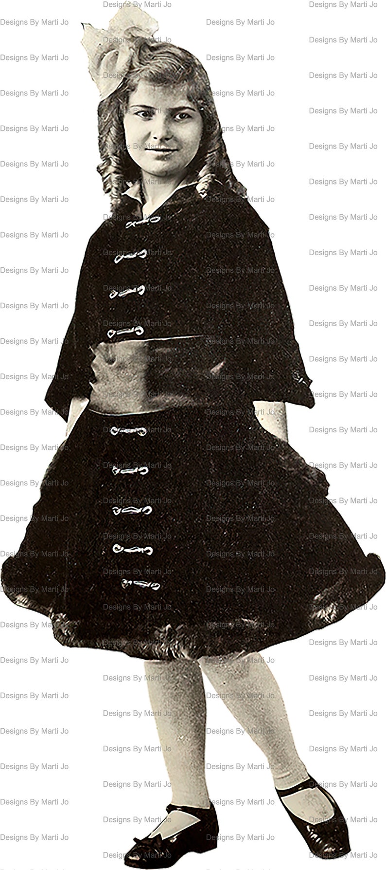 K&ouml;nnte beinhalten: Ein Schwarzwei&szlig;foto eines jungen M&auml;dchens, das ein schwarzes Kleid mit Kn&ouml;pfen und einem wei&szlig;en Kragen tr&auml;gt. Sie tr&auml;gt schwarze Schuhe mit wei&szlig;en Akzenten. Das Foto hat den Text "Designs By Marti Jo" wiederholt an den R&auml;ndern.