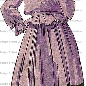 K&ouml;nnte beinhalten: Eine Frau in einem lila Kleid mit schwarzem Besatz und einem gro&szlig;en, goldenen, blumenf&ouml;rmigen Hut. Das Kleid hat einen R&uuml;schenkragen und ein tailliertes Oberteil. Der Hut besteht aus mehreren Schichten goldenen Stoffes und hat eine breite Krempe.
