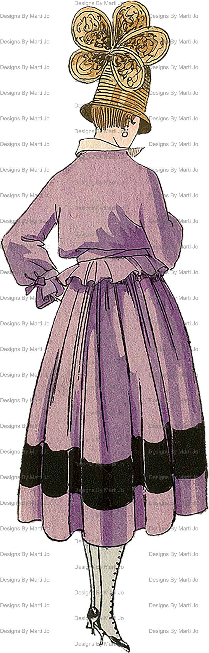 K&ouml;nnte beinhalten: Eine Frau in einem lila Kleid mit schwarzem Besatz und einem gro&szlig;en, goldenen, blumenf&ouml;rmigen Hut. Das Kleid hat einen R&uuml;schenkragen und ein tailliertes Oberteil. Der Hut besteht aus mehreren Schichten goldenen Stoffes und hat eine breite Krempe.