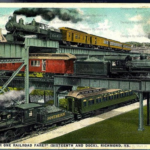 Pode incluir: Um cart&atilde;o postal vintage que retrata uma cena de v&aacute;rios trens cruzando-se em uma ponte. Os trens s&atilde;o todos a vapor e t&ecirc;m uma variedade de cores, incluindo vermelho, verde e amarelo. O cart&atilde;o postal &eacute; intitulado "Is two over one railroad fare?" (Sixteenth and Dock), Richmond, VA.