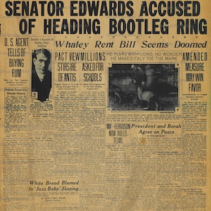 Puede incluir: Un recorte de peri&oacute;dico antiguo del Washington Times, fechado el 20 de enero de 1925, con el titular "El senador Edwards acusado de dirigir una red de contrabando". El art&iacute;culo trata sobre el testimonio de un agente estadounidense sobre la compra de ron y una trama pol&iacute;tica. Otros art&iacute;culos incluyen "El proyecto de ley de alquiler de Whaley parece condenado al fracaso", "Millones de puntos de vista del pacto piden escuelas anti-alcohol", "Ma' Ferguson ahora gobierna Texas", "El presidente y Borah acuerdan la paz", y "El pan blanco es culpado en el asesinato de 'Jazz Baby'".