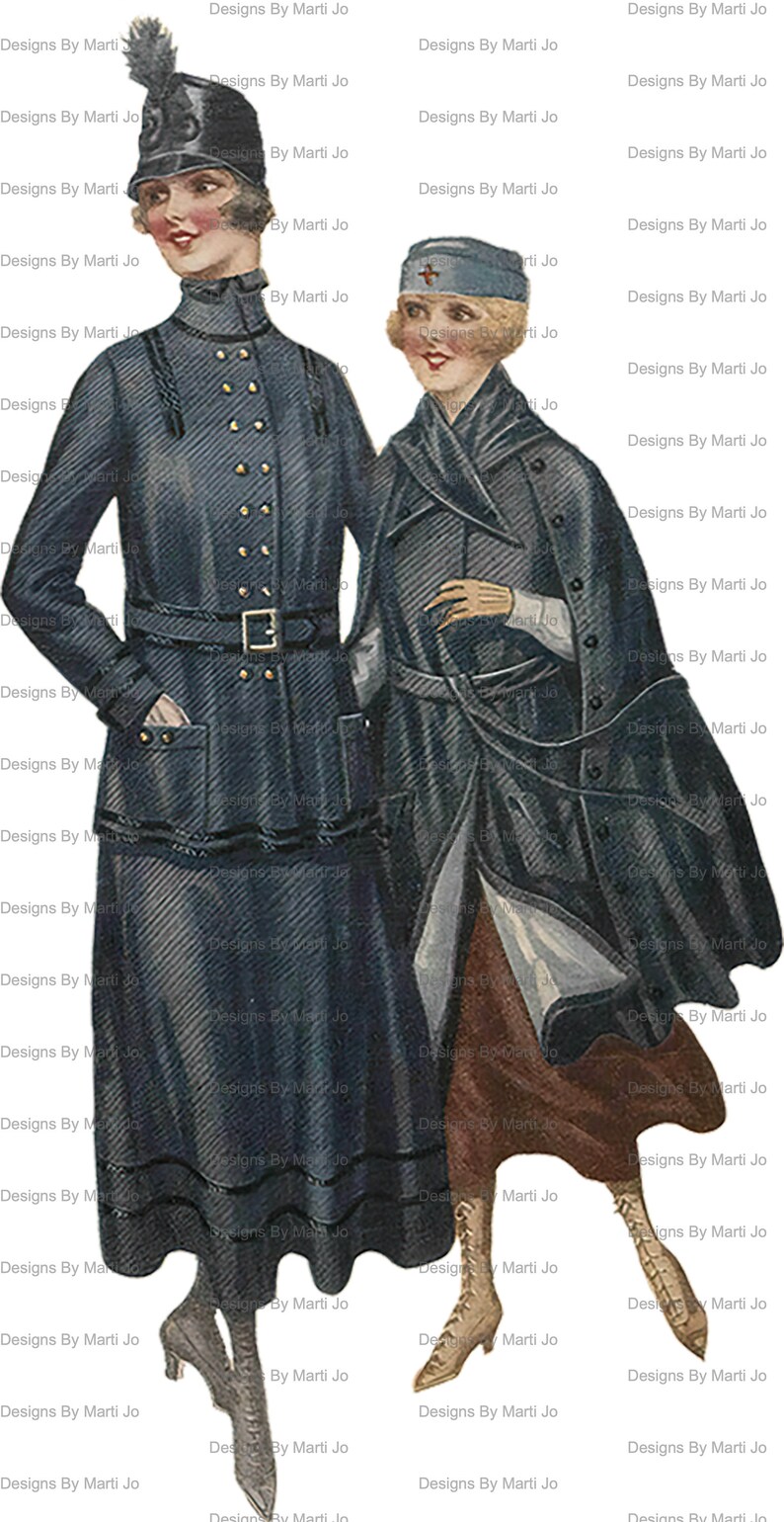 Puede incluir: Dos mujeres vistiendo uniformes militares de &eacute;poca. La mujer de la izquierda lleva una chaqueta azul oscuro con un cintur&oacute;n negro y un sombrero negro con una pluma. La mujer de la derecha lleva una chaqueta azul oscuro con un cuello blanco y una gorra blanca con una cruz roja.