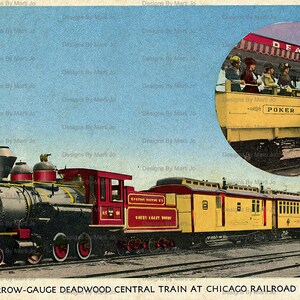Pode incluir: Um cart&atilde;o postal vintage que retrata um trem de bitola estreita, o Deadwood Central, na Chicago Railroad Fair. O trem &eacute; amarelo e vermelho com uma locomotiva a vapor preta. O cart&atilde;o postal inclui um inserto circular mostrando um vag&atilde;o de passageiros com o texto "Deadwood Central" e "Poker Alice" no lado.