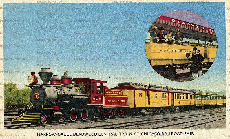 Pode incluir: Um cart&atilde;o postal vintage que retrata um trem de bitola estreita, o Deadwood Central, na Chicago Railroad Fair. O trem &eacute; amarelo e vermelho com uma locomotiva a vapor preta. O cart&atilde;o postal inclui um inserto circular mostrando um vag&atilde;o de passageiros com o texto "Deadwood Central" e "Poker Alice" no lado.