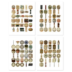 Op de afbeelding: Een collage van cosmeticaverpakkingen en flessen in vintage-stijl. De collectie omvat ronde blikken, rechthoekige dozen en glazen flessen met sierlijke etiketten. De kleuren variëren van crèmes en bruinen tot blauw en groen, wat een klassieke apothekersesthetiek oproept.