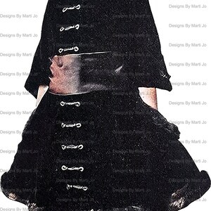 K&ouml;nnte beinhalten: Ein junges M&auml;dchen in einem schwarzen Kleid mit wei&szlig;em Kragen und einer wei&szlig;en Schleife im Haar. Sie tr&auml;gt schwarze Schuhe mit wei&szlig;en Akzenten. Das Kleid hat eine Reihe silberner Kn&ouml;pfe an der Vorderseite.