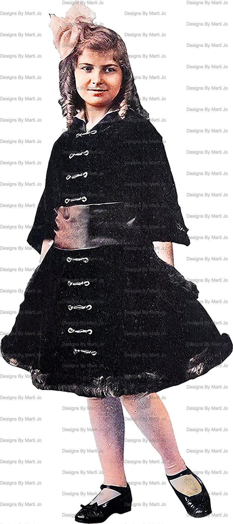 K&ouml;nnte beinhalten: Ein junges M&auml;dchen in einem schwarzen Kleid mit wei&szlig;em Kragen und einer wei&szlig;en Schleife im Haar. Sie tr&auml;gt schwarze Schuhe mit wei&szlig;en Akzenten. Das Kleid hat eine Reihe silberner Kn&ouml;pfe an der Vorderseite.