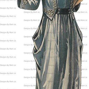 Puede incluir: Una mujer con un vestido azul con ribetes dorados y un cuello blanco. Est&aacute; sosteniendo un libro en su mano derecha y su mano izquierda est&aacute; extendida. El vestido tiene un bolsillo grande en el lado izquierdo. La mujer lleva zapatos blancos con ribetes negros.