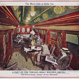 Pode incluir: Uma vista interior vintage de um vag&atilde;o de trem com pain&eacute;is de madeira, assentos de pel&uacute;cia e detalhes dourados ornamentados. O vag&atilde;o est&aacute; etiquetado como "The Men's Club or Buffet Car." e "A PART OF THE "CHICAGO GREAT WESTERN LIMITED." Daily between Chicago - Dubuque - St. Paul - Minneapolis."