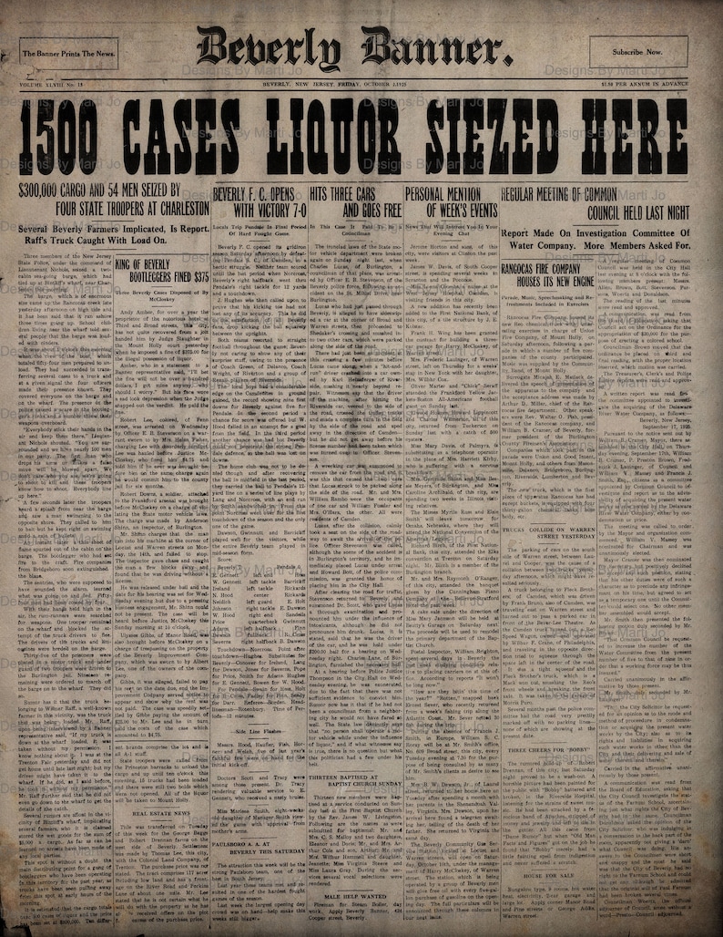Puede incluir: Un recorte de peri&oacute;dico en blanco y negro del Beverly Banner, fechado el 27 de octubre de 1923, con el titular "1500 Cajas de Licor Incautadas Aqu&iacute;". El art&iacute;culo informa sobre la incautaci&oacute;n de 1500 cajas de licor y 54 hombres por cuatro polic&iacute;as estatales en Charleston. El art&iacute;culo tambi&eacute;n menciona a un equipo de f&uacute;tbol local, el Beverly F.C., que gan&oacute; un partido 7-0.