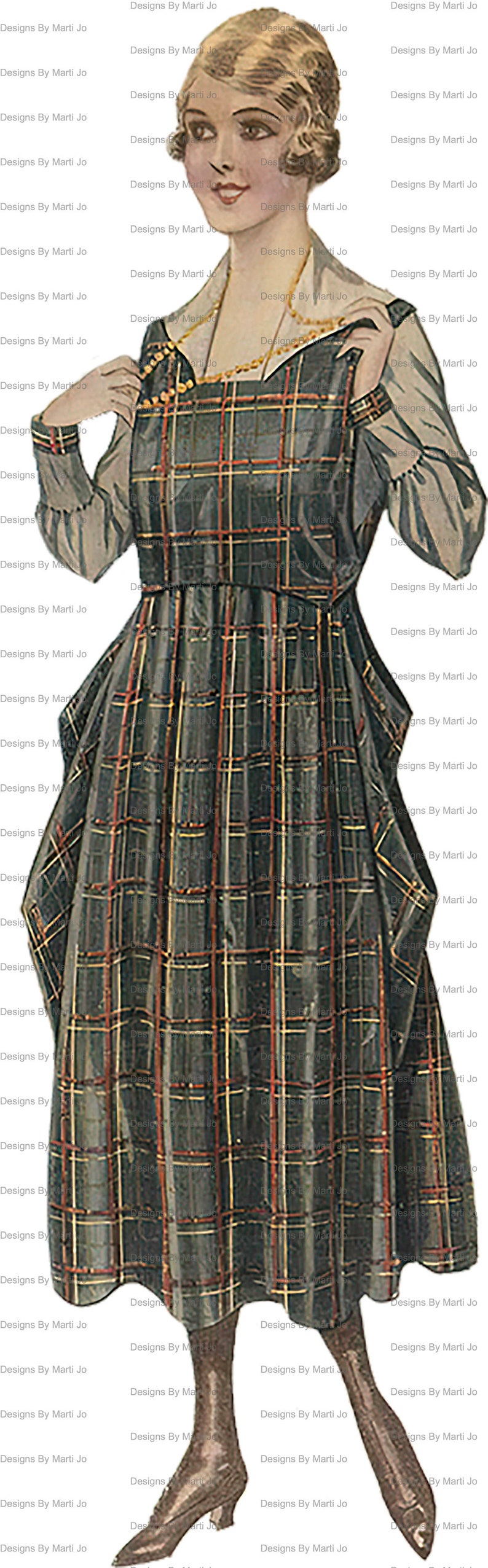Puede incluir: Una mujer con un vestido de cuadros y un collar de oro. Lleva zapatos marrones y tiene el pelo cortado a la altura de los hombros.