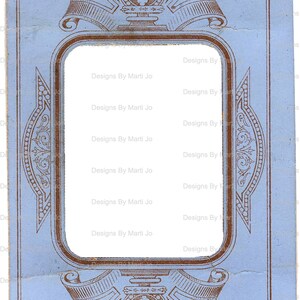 K&ouml;nnte beinhalten: Ein blauer und brauner Vintage-Bilderrahmen mit einem dekorativen Design mit einem Kreuz und einem Banner. Der Rahmen hat einen wei&szlig;en Hintergrund und der Text "Designs By Marti Jo" wird mehrmals wiederholt.