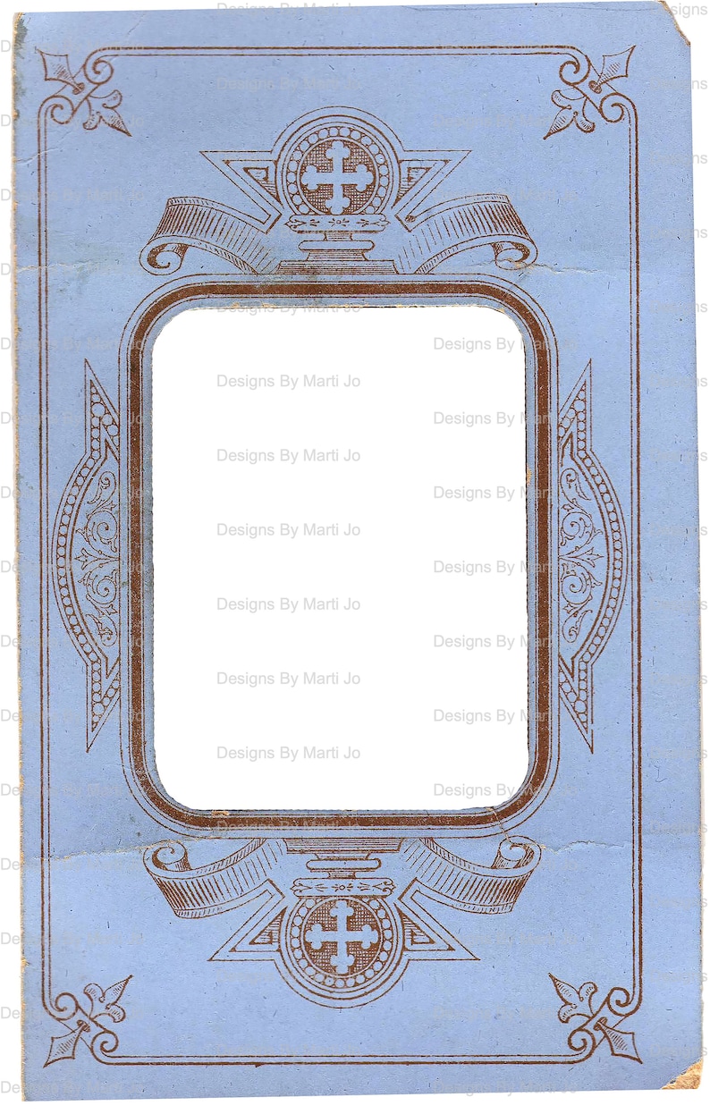 K&ouml;nnte beinhalten: Ein blauer und brauner Vintage-Bilderrahmen mit einem dekorativen Design mit einem Kreuz und einem Banner. Der Rahmen hat einen wei&szlig;en Hintergrund und der Text "Designs By Marti Jo" wird mehrmals wiederholt.