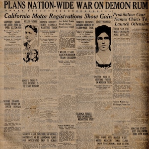 Puede incluir: Un recorte de peri&oacute;dico en blanco y negro del Imperial Valley Press, fechado el 21 de agosto de 1935, con titulares sobre una guerra nacional contra el licor ilegal, un boicot chino que perjudica el comercio mar&iacute;timo de Canad&aacute; y una colisi&oacute;n de trenes en un ca&ntilde;&oacute;n.