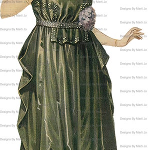 Puede incluir: Una mujer con un vestido verde con una superposici&oacute;n de encaje y un collar de perlas. Lleva una flor en el pelo y lleva un peque&ntilde;o bolso de mano. El vestido tiene un corpi&ntilde;o ajustado y una falda fluida.