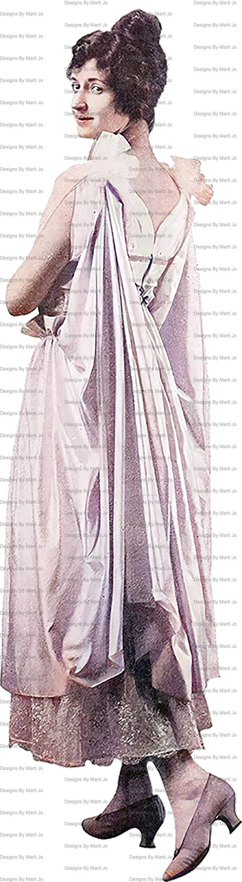 K&ouml;nnte beinhalten: Eine Frau in einem wei&szlig;en Kleid mit einem rosa-wei&szlig;en Muster. Sie tr&auml;gt schwarze Schuhe mit Abs&auml;tzen. Das Kleid ist &uuml;ber ihre Schultern drapiert und sie geht vom Betrachter weg.