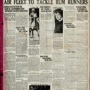 Puede incluir: Un recorte de peri&oacute;dico en blanco y negro del Lakeland Evening Telegram, fechado el 6 de febrero de 1922. El titular dice "Air Fleet to Tackle Rum Runners". El art&iacute;culo trata sobre la lucha contra los contrabandistas de ron en la costa de Florida, la protecci&oacute;n de los trabajadores dom&eacute;sticos y la situaci&oacute;n en Irlanda.