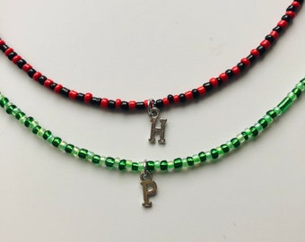 Collar de gargantilla de cuentas personalizado con amuleto de letras