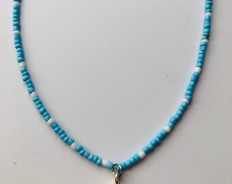 Collar de gargantilla con cuentas con encanto de avión