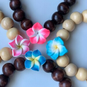 Armband aus Holzperlen mit Plumeria Anhänger