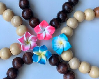 Pulsera de cuentas de madera con encanto Plumeria
