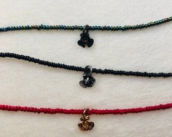 Collar de gargantilla de cuentas con amuleto de rosa