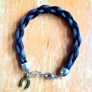 Pulsera de pelo de caballo negro trenzado trenzado hecho a mano con amuleto de herradura ajustable
