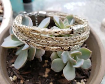 Handflätat armband i vitt/grått hästhår med filigranpärlor i sterlingsilver. LÄS HELA beskrivningen innan du köper specialtillverkade pärlor.