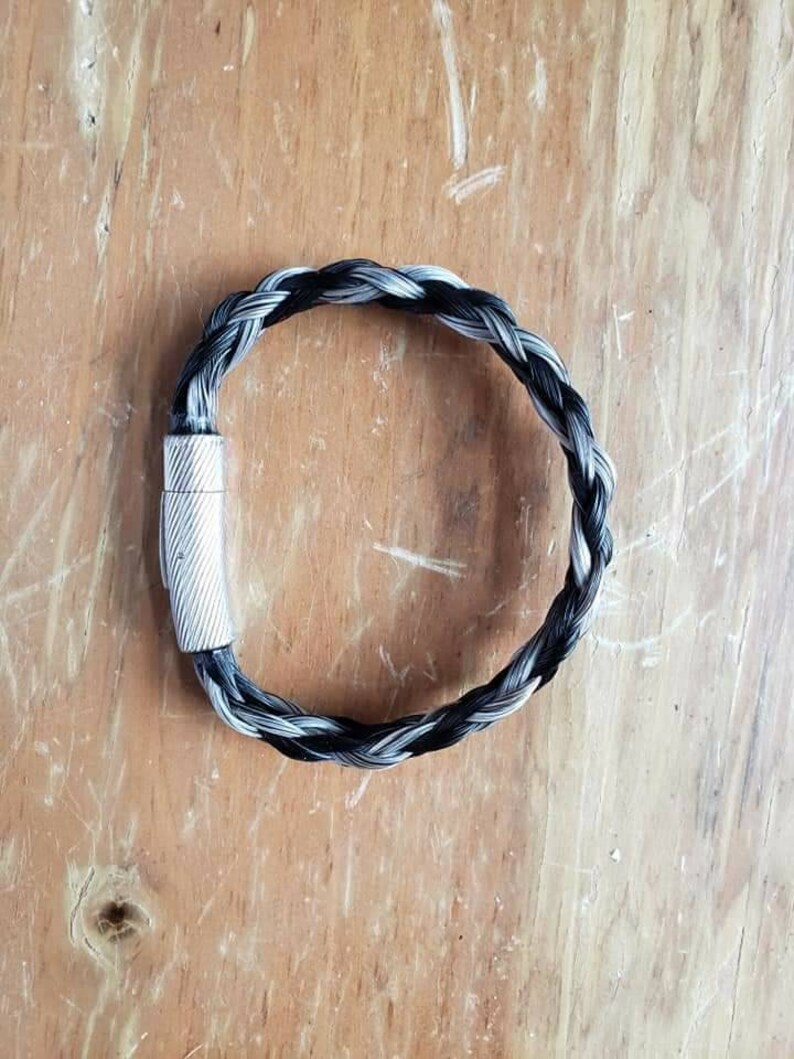Handflätat armband i flerfärgat hästhår - Bajonettlås i rostfritt stål. Lätt att ta på och av. bild 4