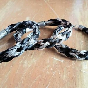 Handflätat armband i flerfärgat hästhår - Bajonettlås i rostfritt stål. Lätt att ta på och av. bild 3