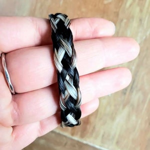 Handflätat armband i flerfärgat hästhår - Bajonettlås i rostfritt stål. Lätt att ta på och av. bild 2