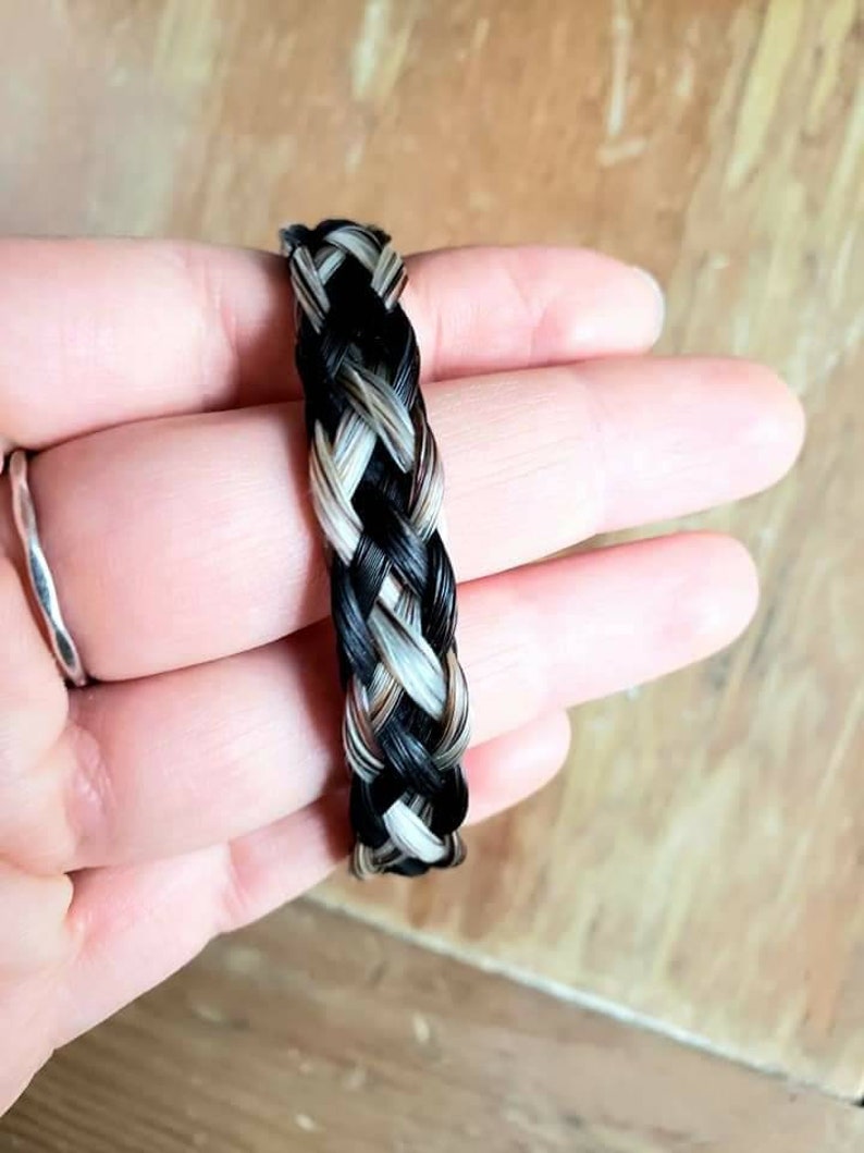 Handflätat armband i flerfärgat hästhår - Bajonettlås i rostfritt stål. Lätt att ta på och av. bild 2