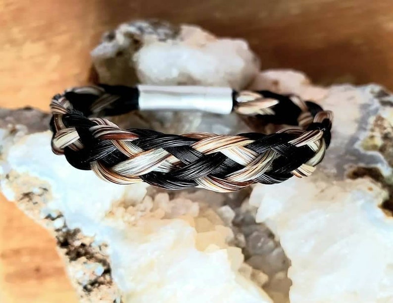Handflätat armband i flerfärgat hästhår - Bajonettlås i rostfritt stål. Lätt att ta på och av. bild 1