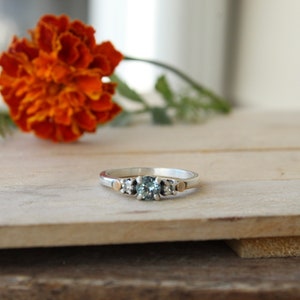 Montana Saphir und Moissanit (oder Diamant) Ring aus Sterlingsilber und 14k Gold, 3 Steine