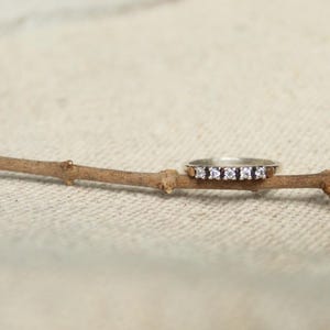 Anillo personalizable de plata de ley y oro de 14 quilates con moissanita y zafiro Montana de 5 piedras.