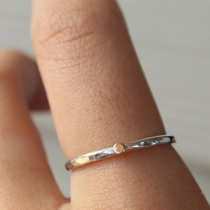 Bandring aus Sterlingsilber und 14 Karat Gold 2 mm gehämmert