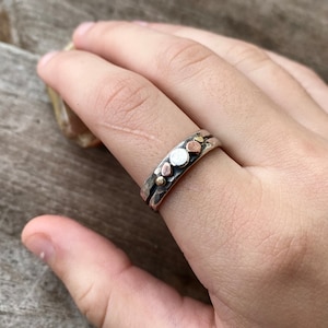 Pebble mixed metal band rings