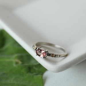 Anillo de plata de ley y oro de 14k con granate que cambia de color rosa