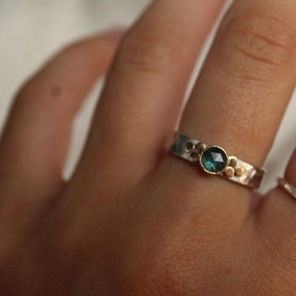 Anillo solitario de zafiro Montana en plata de ley y oro de 14 quilates