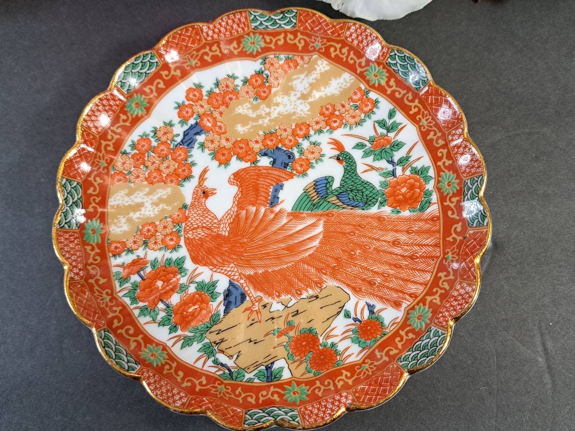 有田焼 伊万里焼 色鮮やかな孔雀模様の陶器皿 有田焼 染錦孔雀 15号 飾皿 峰山 – 九谷屋 公式オンラインストア