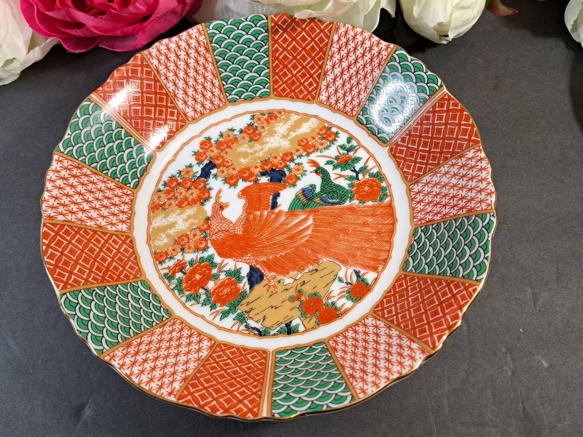有田焼 伊万里焼 色鮮やかな孔雀模様の陶器皿 ヴィンテージ有田伊万里焼食器セット：手描き孔雀模様のディナーウェア