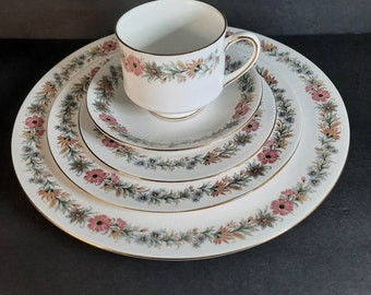 Vintage Paragon, 5 Pieces 1 Place Set, Belinda Pattern, Vintage Tableware, Bone China ,Dinner Plate, Salad Plate,Bread Plate, Teacup Saucer,