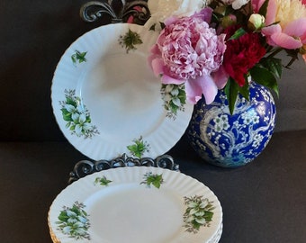 Vintage Royal Albert, Trillium Pattern, Bone China, Dinner Plates, Set of 4, Made in England,  White Flowers, Green Leaves, Ribbed Rim