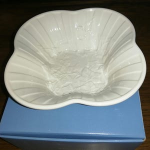 Vintage Small Bowl by Wedgwood Fine Earthenware Classic Garden , Made in England. Ring Bowl, Vanity Bowl,
